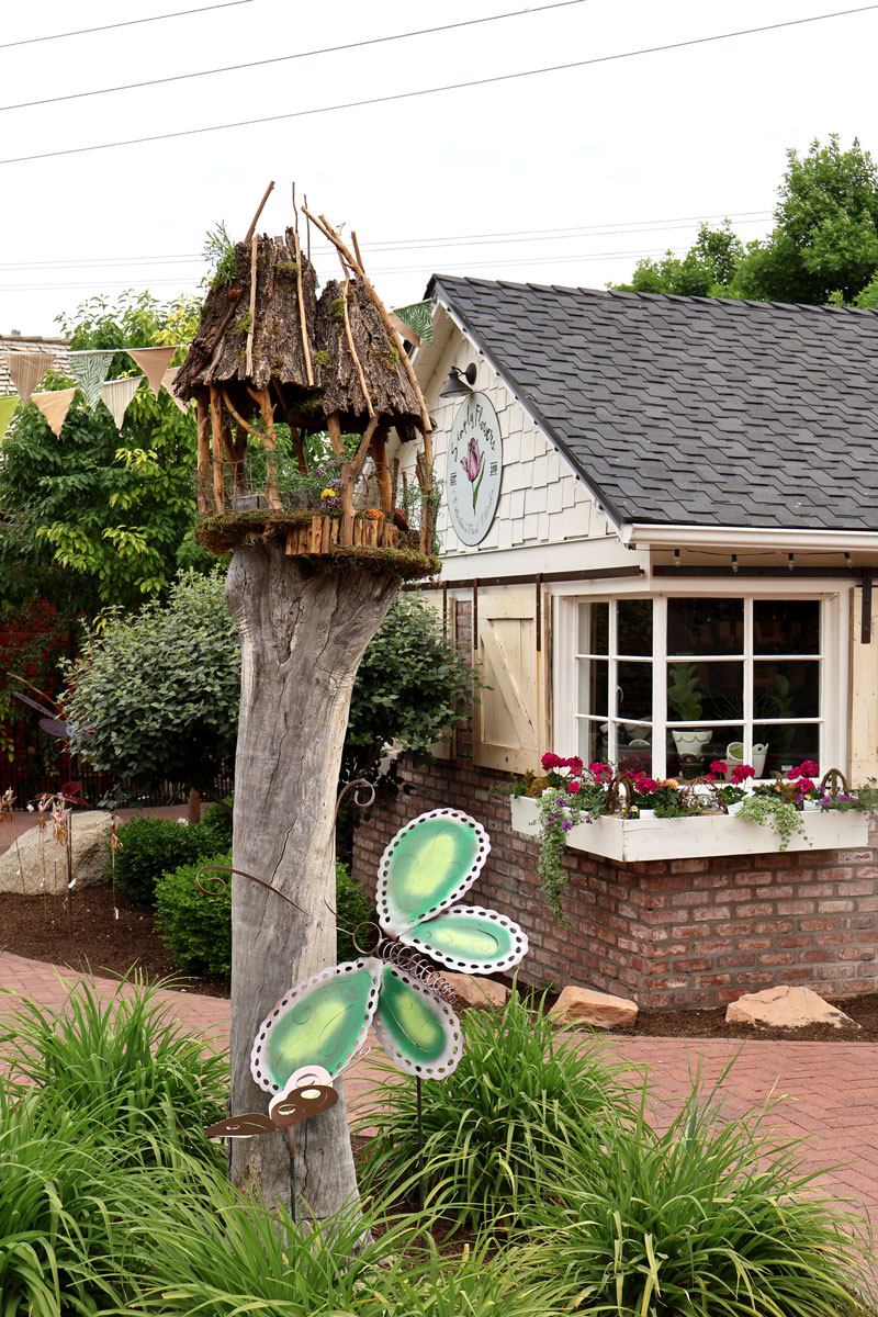 How to decorate a tree stump